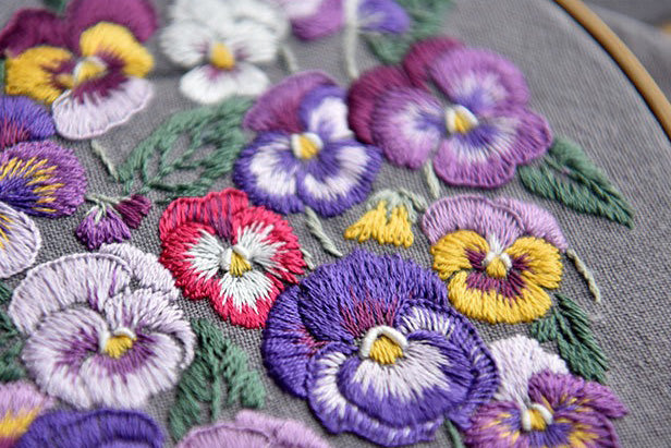 CLB0005.DIY Pansy Flower Embroidery Kit, Floral Hand Stitching Craft Set, Needlework Starter Kit for Home Decoration & Gift(unfinished item)