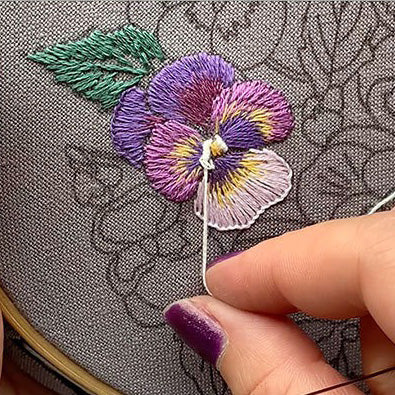 CLB0005.DIY Pansy Flower Embroidery Kit, Floral Hand Stitching Craft Set, Needlework Starter Kit for Home Decoration & Gift(unfinished item)