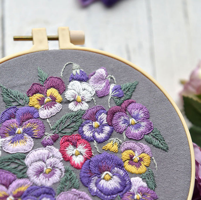 CLB0005.DIY Pansy Flower Embroidery Kit, Floral Hand Stitching Craft Set, Needlework Starter Kit for Home Decoration & Gift(unfinished item)