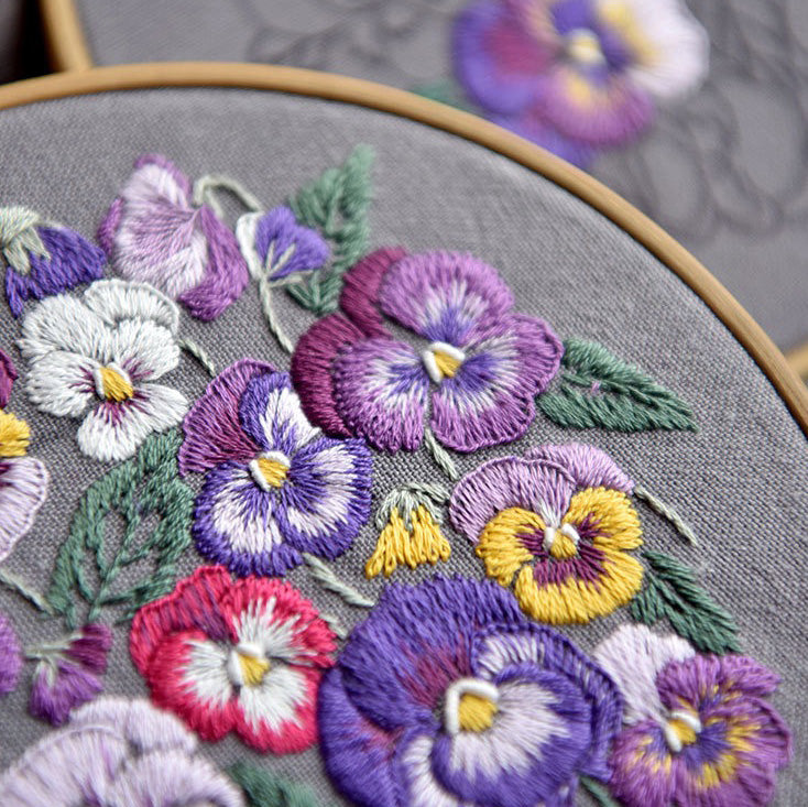 CLB0005.DIY Pansy Flower Embroidery Kit, Floral Hand Stitching Craft Set, Needlework Starter Kit for Home Decoration & Gift(unfinished item)